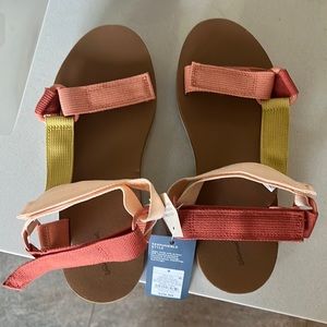 Universal Thread Adjustable Sandals